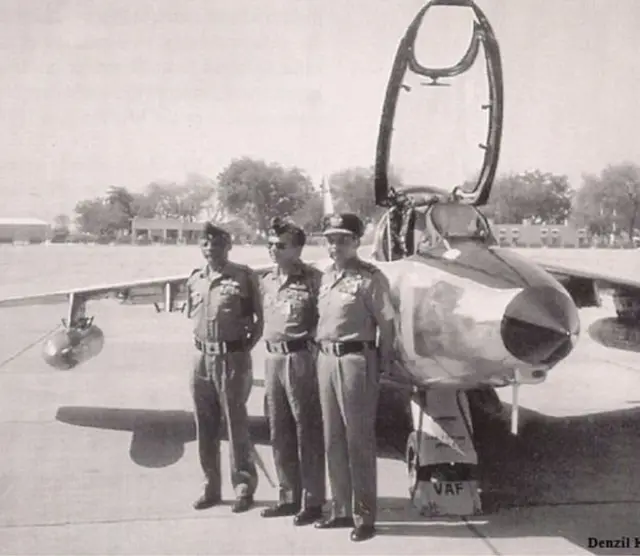 சக விமானி லெஃப்டினென்ட் படானியாவுடன் டென்ஜில்