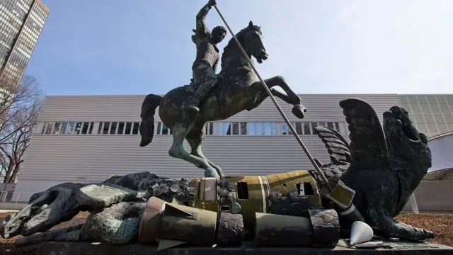 Монумент Зураба Церетели "Добро побеждает зло" перед зданием ООН в Нью-Йорке