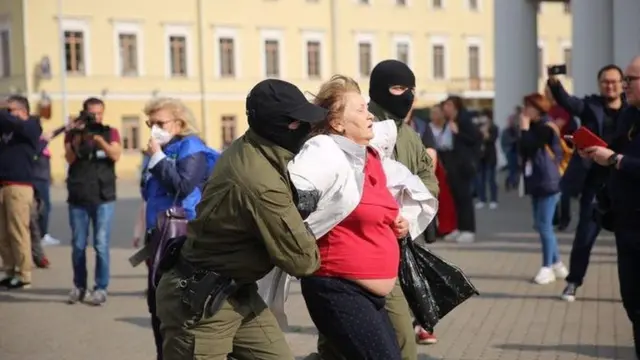 Тисячі жінок вийшли на марш у Мінську. Їх затримують силовики