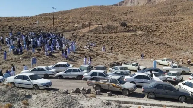 معترضان میگویند معدن طلای انجیرک، سرمایه محلی است و «نباید بیگانگان آن را استخراج و هزینه کنند». این معدن طلا اواخر مهر ماه هم توسط مردم محلی به تعطیلی کشانده شده بود