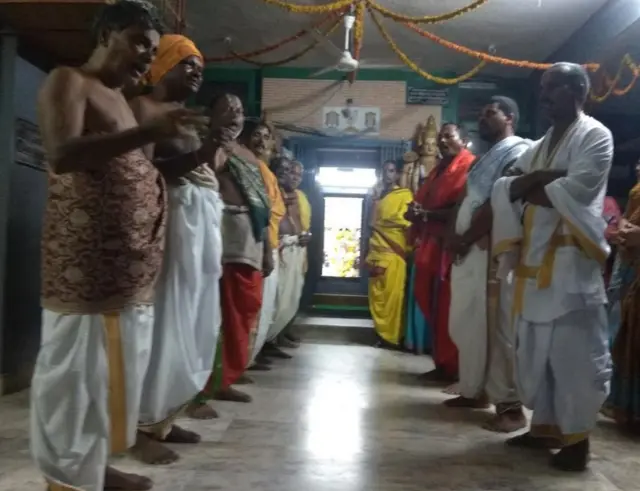 ఆలయ అర్చకులు