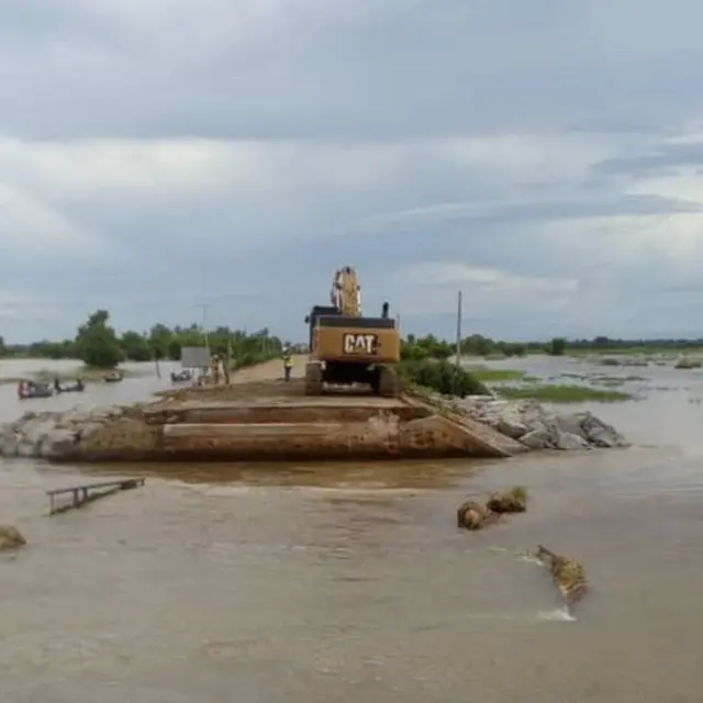 L'un des engins envoyés sur les lieux pour la reconstruction du pont