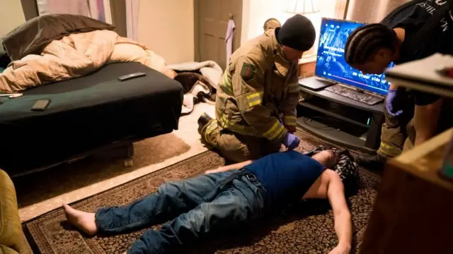 Bomberos atendiendo a una víctima de sobredosis de opioides.