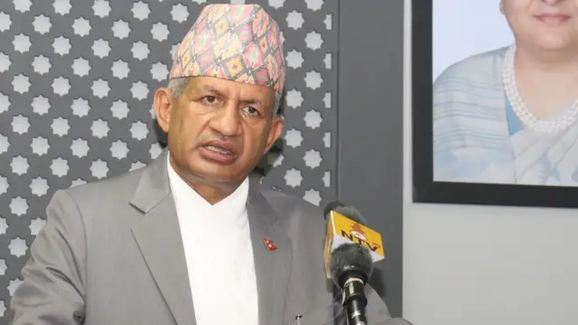 मन्त्रिपरिषद्का निर्णय सार्वजनिक गर्दै मन्त्री ज्ञवाली