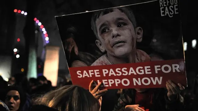 ผู้ประท้วงถือป้ายเรียกร้องให้ทุกฝ่ายช่วยเหลือให้การอพยพประชาชนจากเมืองอะเลปโปในซีเรียเป็นไปอย่างปลอดภัยทีสุด ก่อนที่ฝ่ายกบฏจะวางอาวุธยอมแพ้ต่อฝ่ายรัฐบาล เมื่อปีที่แล้ว