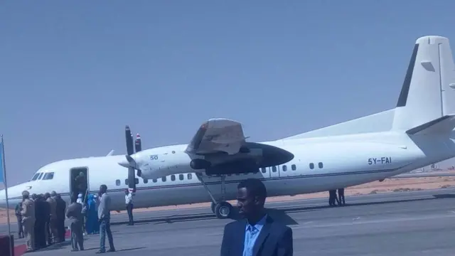 Diyaaraddii siday madaxwaynaha oo garoonka Garawe ka soo caga dhigatay