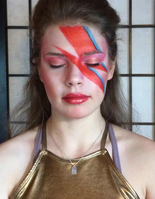 Una chica con maquillaje como el de David Bowie.
