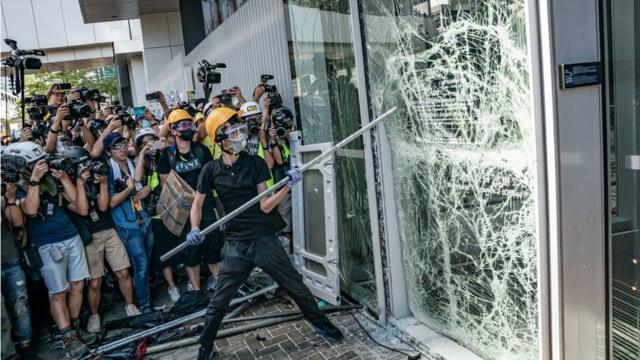 Người biểu tình phá vỡ tường và cửa kính của tòa nhà Quốc hội tại Hong Kong hôm 1/7/2019