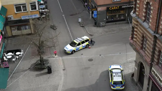 Autos de policía en el centro de Estocolmo que ha sido evacuado