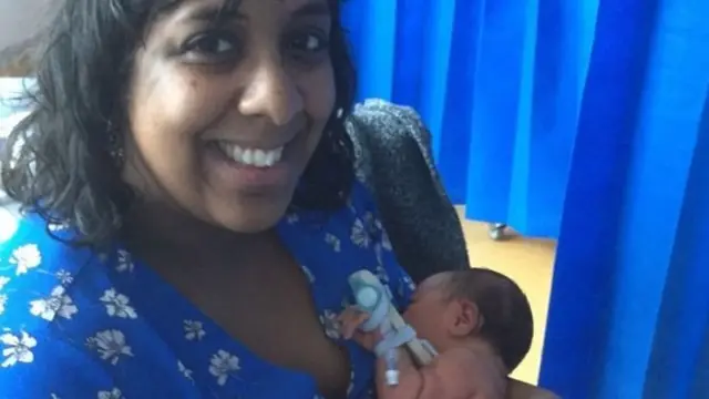 칼파나 윌슨은 딸 클라라를 낳은 직후 사진을 찍었다