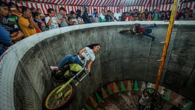 Yalangoch yosh qizlarning mushuklarining yaqindan suratlari