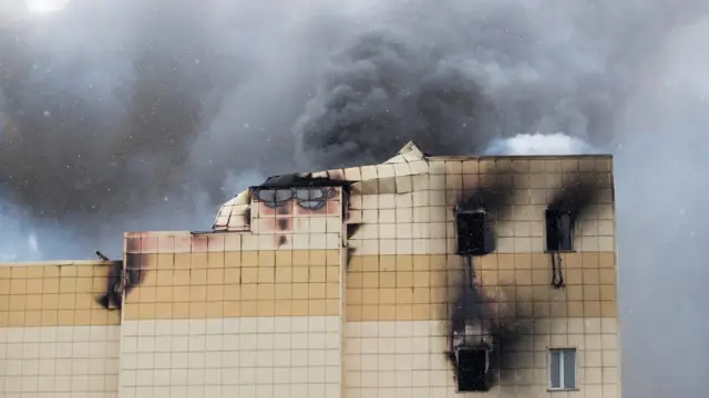 Горящий ТЦ "Зимняя вишня"