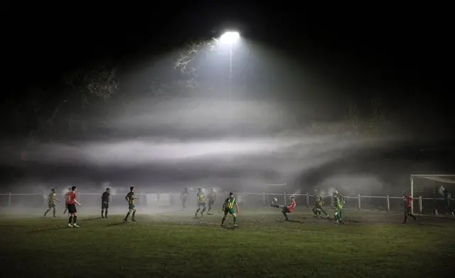 Fotoğrafçı Marc Aspland, İngiltere'nin alt liglerindeki futbol atmosferini, sisin damgasını vurduğu bir kareyle kaydetti.