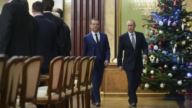 Владимир Путин и Дмитрий Медведев идут на заседание правительства 19 декабря 2016 года