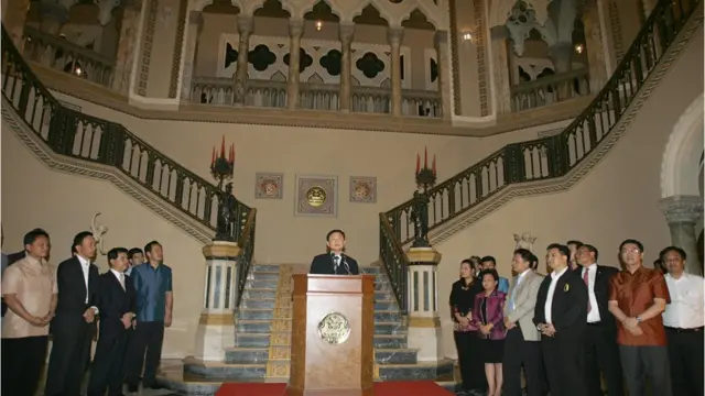 ทักษิณ ชินวัตร ประกาศ "เว้นวรรคการเมือง" เมื่อ 4 เม.ย. 2549 โดยมีบรรดา ครม. ร่วมให้กำลังใจ