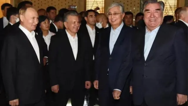 Qanday qilib qizlar mashinada siyishadi Boglangan porno video