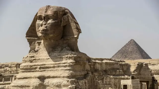 কায়রোর অদূরে পিরামিড ও স্ফিংস্।