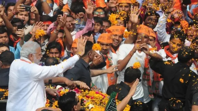 नरेंद्र मोदी वाराणसी में