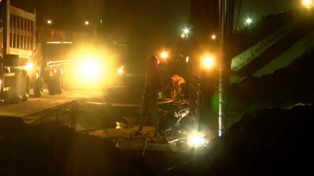 ফেনির ফতেহপুরে চলছে রেলক্রসিং এর উপর দিয়ে ফ্লাইওভার নির্মাণের কাজ। পাশের ছোট রাস্তা দিয়ে চলছে গাড়ি পারাপার।