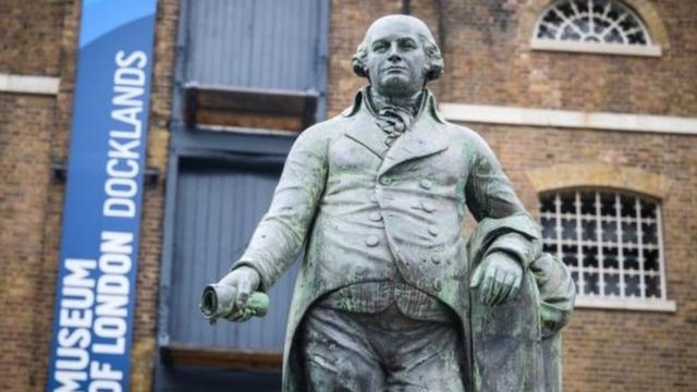 伦敦码头博物馆前的 Robert Milligan 雕像被推倒前