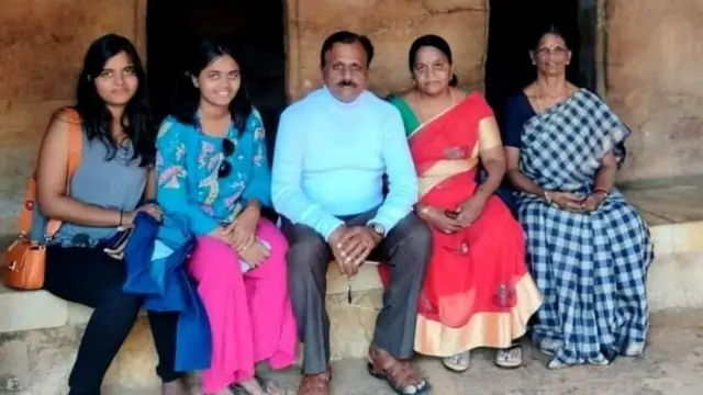 قتل ہونے والی لڑکیاں اپنے والدین کے ساتھ