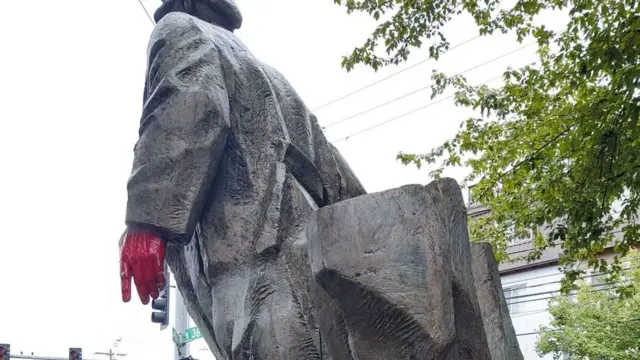 Tượng Lenin này do nhà điêu khắc Emil Venkov, người Bulgaria sáng tác