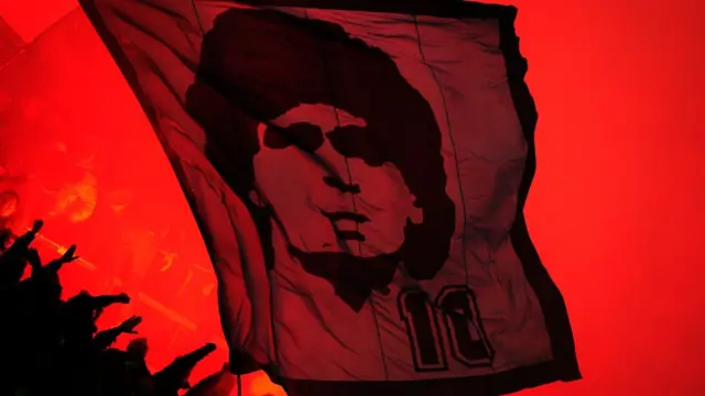 Bandera con el rostro de Maradona en un partido de Serie A entre el Napoli y el Inter.