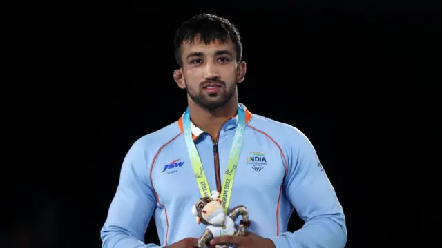 ஆண்களுக்கான 74 கிலோ எடைப்பிரிவில் நவீன் குமார் தங்கம் வென்றார்.