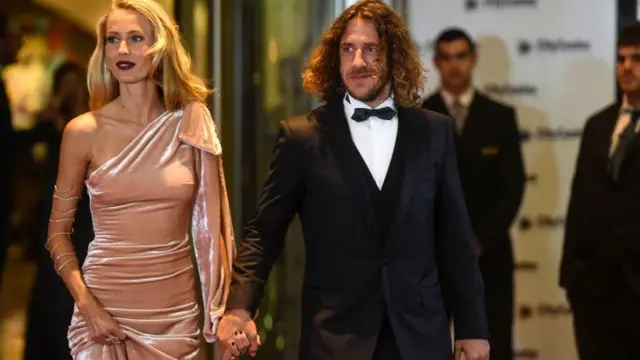 பார்சிலோனியாவின் முன்னாள் கால்பந்து விளையாட்டு வீரர் கார்லெஸ் புயாலும் அவரது மனைவியும்