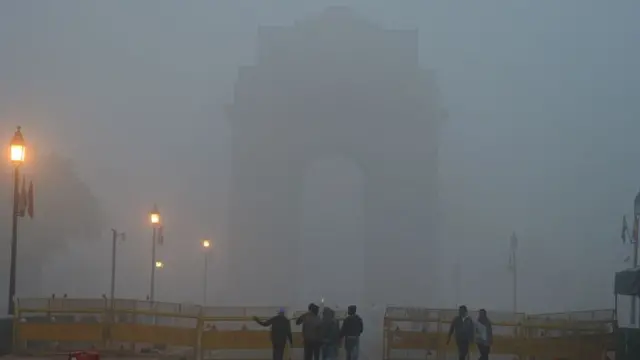 धुरक्यात हरवलेलं इंडिया गेट