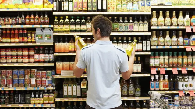 Jovem no supermercado