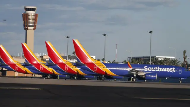 যুক্তরাষ্ট্রের ফিনিক্স বিমান বন্দরে গ্রাউন্ডেড হয়ে যাওয়া কয়েকটি বোয়িং ৭৩৭ ম্যাক্স বিমান