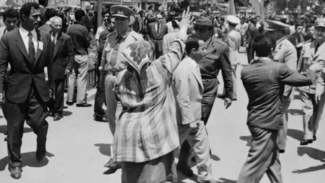 7 Haziran 1960'da Ankara sokakları. Bazı vatadanşlar yönetime el koyan subayları selamlıyor.