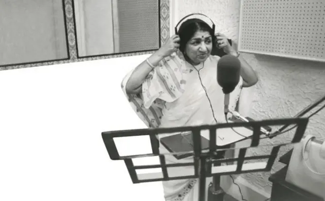 स्टूडियो में गाना रिकॉर्ड करती लता मंगेशकर