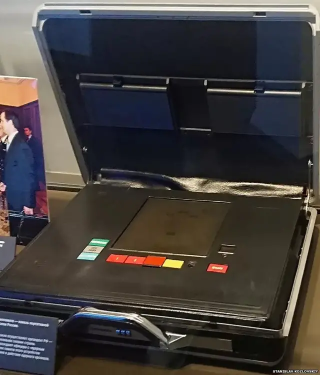 येल्तसिन यांच्या अणुबॉम्बच्या बटणाची ब्रीफकेस