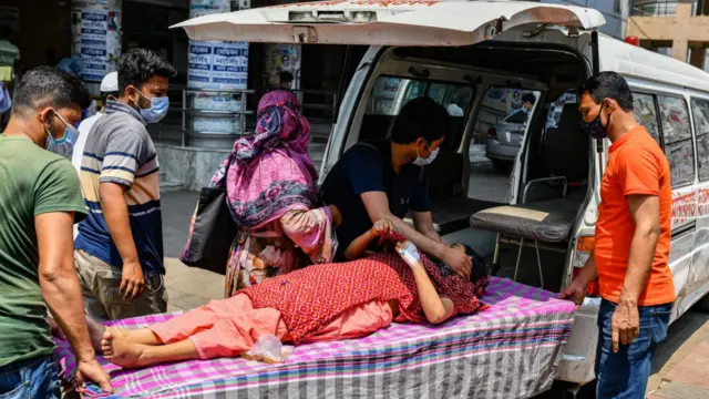 করোনা আক্রান্ত একজন রোগীকে ঢাকা মেডিকেল কলেজ হাসপাতালে নেয়া হচ্ছে - ৫ই এপ্রিল ২০২১