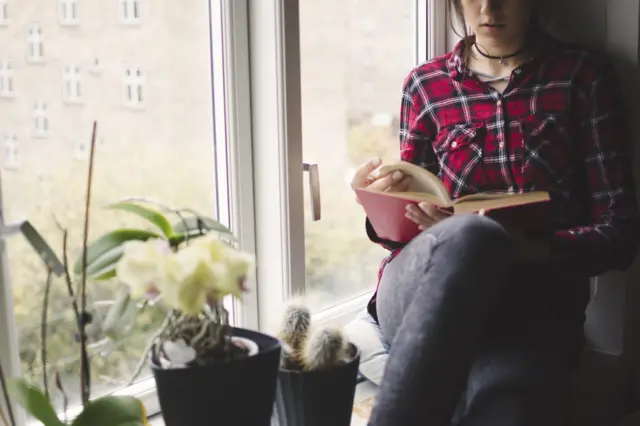 Девушка с книгой