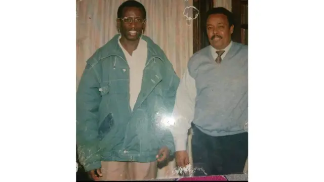 Sawirkan ayaa soo shaacbaxay sanado ka hor waxaana lagu faafiyay baraha bulshada, waxa uu Shariif la sawiranyahay madaxweynihii hore ee Soomaaliya Cali Mahdi Maxamed