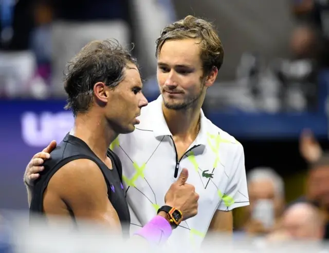 Daniil Medvédev abraza a Rafel Nadal