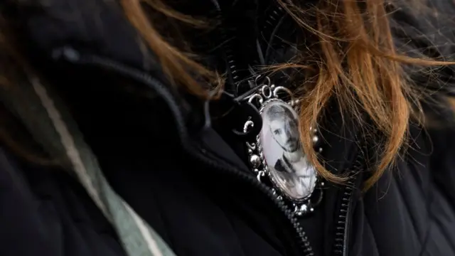 Petricia Padauy lleva un collar con la foto de su hijo Joaquín Oliver, a quien afectuosamente llamaban GUAC, durante una protesta contra la violencia de armas.