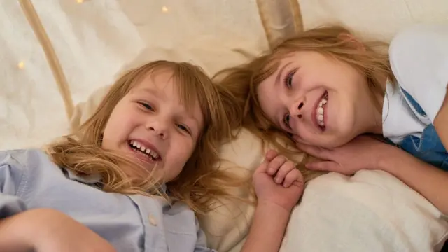 Dos hermanas tumbadas