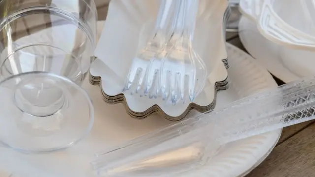 Пластиковий посуд