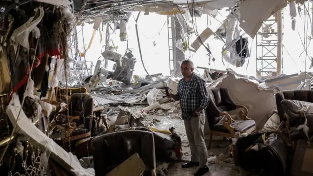 Hombre recorre una explosión.