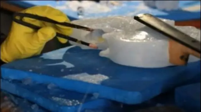 ช่างกำลังทำไวโอลินน้ำแข็ง