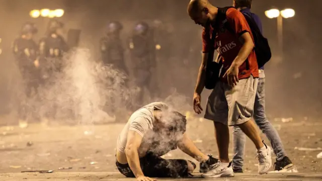 Чтобы урезонить наиболее бурно празднующих у Триумфальной арки, полиции пришлось применить слезоточивый газ