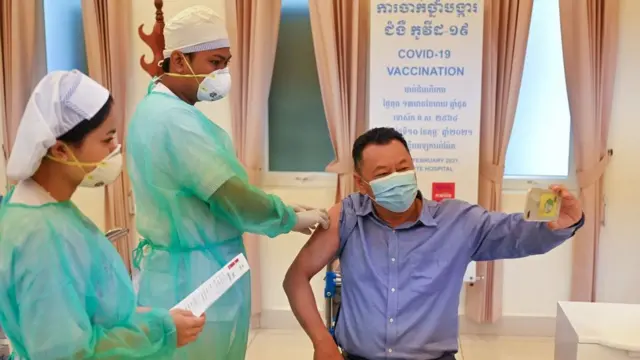 Một quan chức chính phủ Campuchia được tiêm vaccine Sinopharm của Trung Quốc