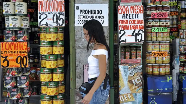 Mujer delante de un mercado
