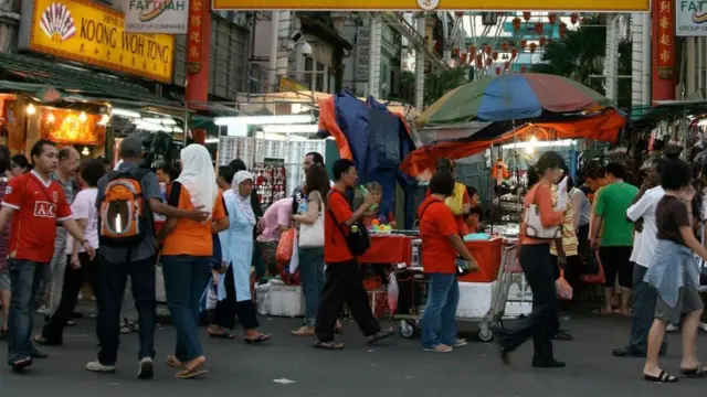 متسوقون في أحد شوارع كوالالمبور بماليزيا