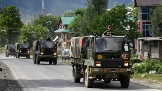 লাদাখে ভারত-চীন সীমান্তে মোতায়েনের জন্য বাহিনী পাঠাচ্ছে ভারত। সেপ্টেম্বর ২০২০