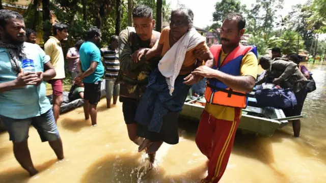 கேரளா வெள்ளம்: அவலநிலையை சொல்லும் புகைப்படங்கள்